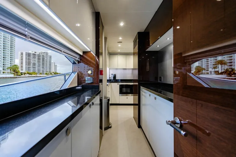 Slide: The Image of Sunseeker 95 Motor Yacht 2019 - 7649251