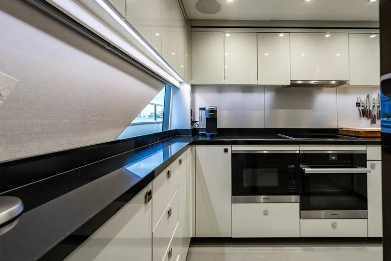 Slide: The Image of Sunseeker 95 Motor Yacht 2019 - 7649252