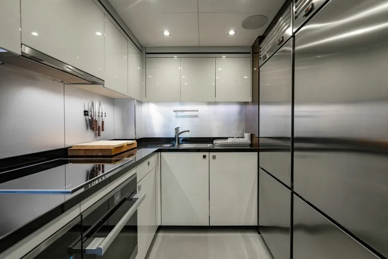 Slide: The Image of Sunseeker 95 Motor Yacht 2019 - 7649254