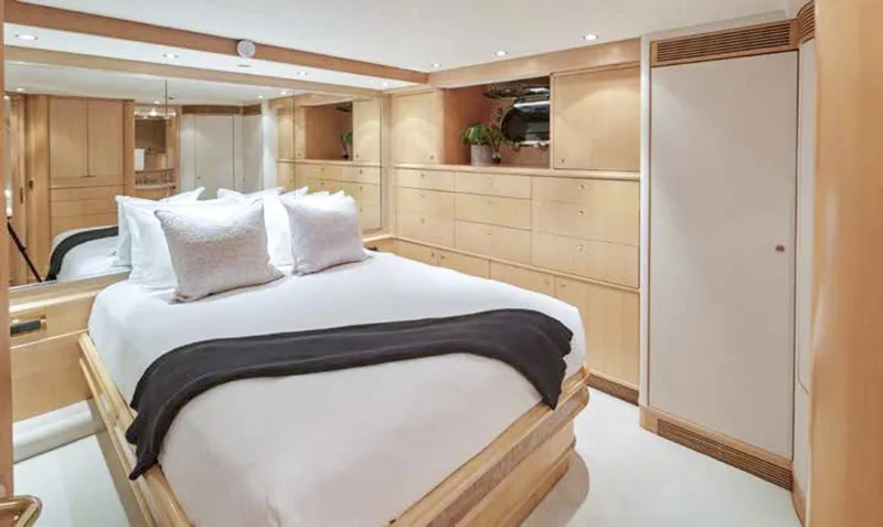 Slide: The Image of Crescent 127 2000 - 6012708