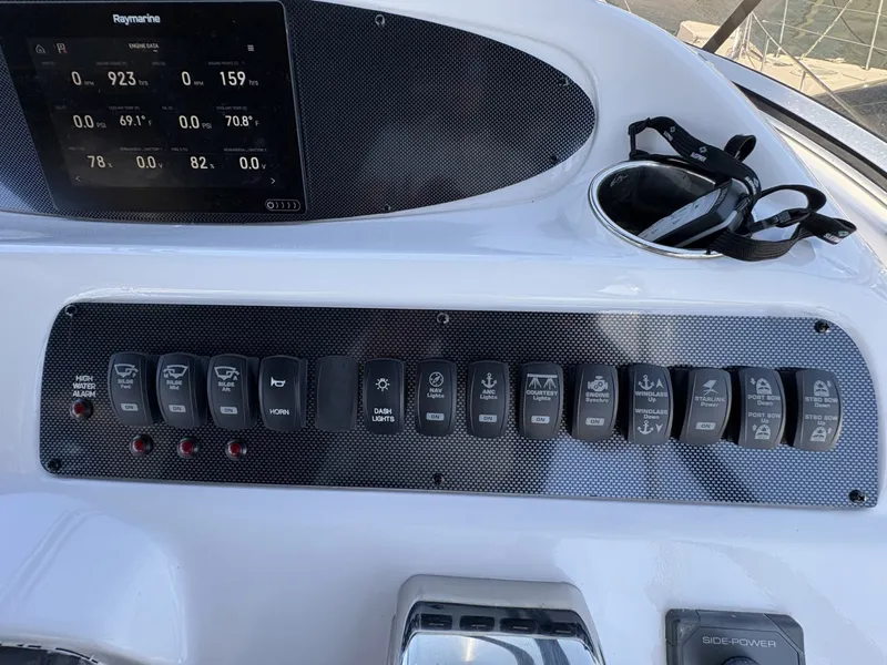 Slide: The Image of Meridian 411 Sedan 2005 - 6013072