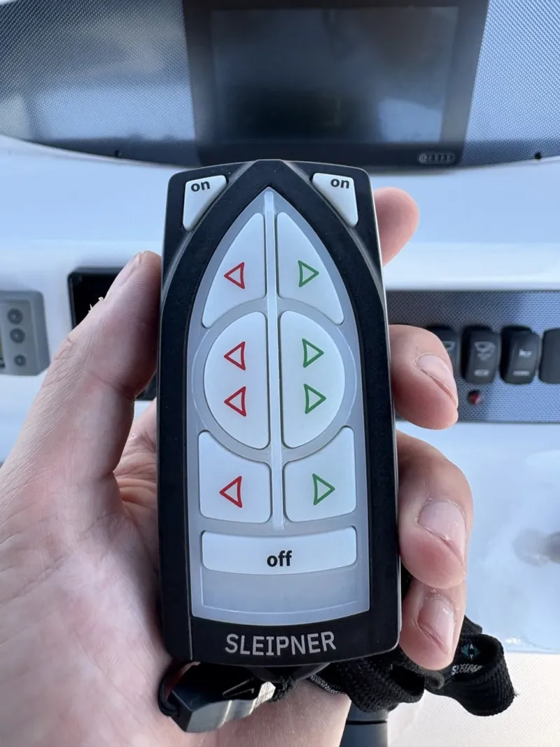 Slide: The Image of Meridian 411 Sedan 2005 - 6013073