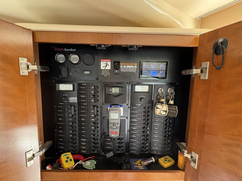 Slide: The Image of Meridian 411 Sedan 2005 - 6013079