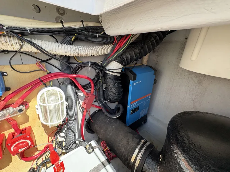 Slide: The Image of Meridian 411 Sedan 2005 - 6013097