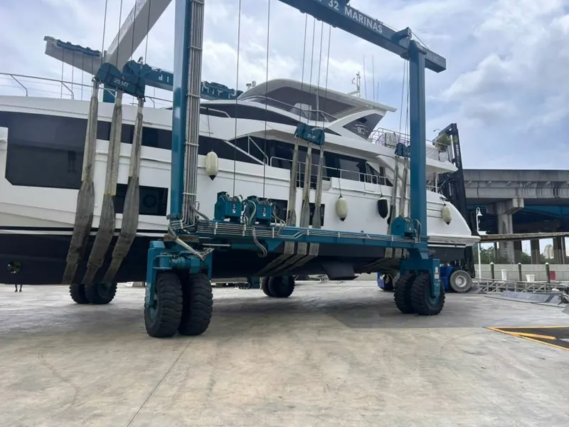 Slide: The Image of Azimut GRANDE 27M 2020 - 7269481