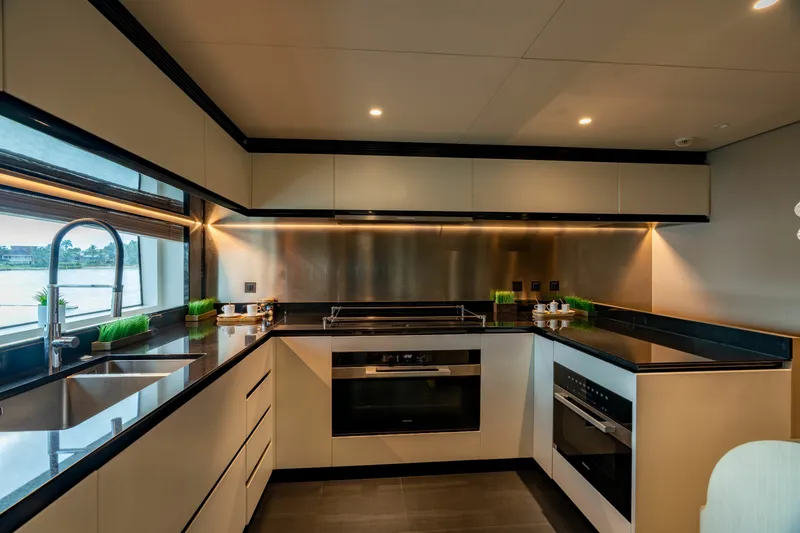 Slide: The Image of Azimut GRANDE 36M 2024 - 6827273