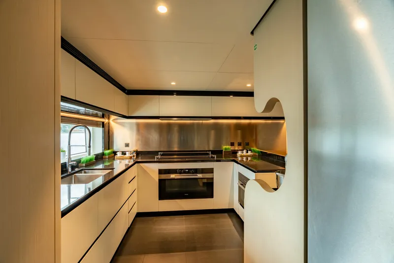 Slide: The Image of Azimut GRANDE 36M 2024 - 6827272