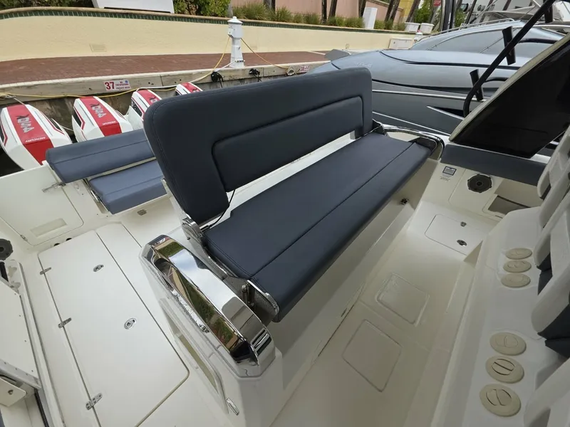 Slide: The Image of 2021 Boston Whaler 420 Outrage BFT-Profile 2021 Boston Whaler 420 Outrage BFT - 7655151
