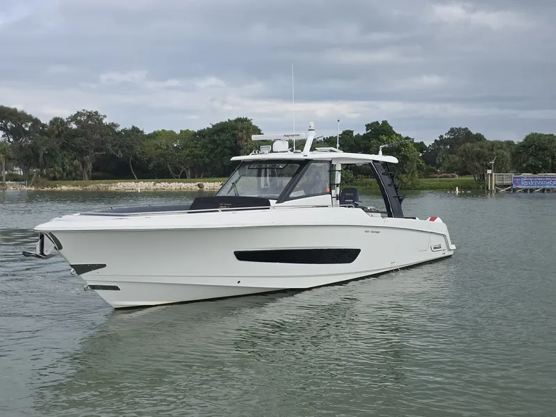 Slide: The Image of 2021 Boston Whaler 420 Outrage BFT- Profile 2021 Boston Whaler 420 Outrage BFT - 7655140