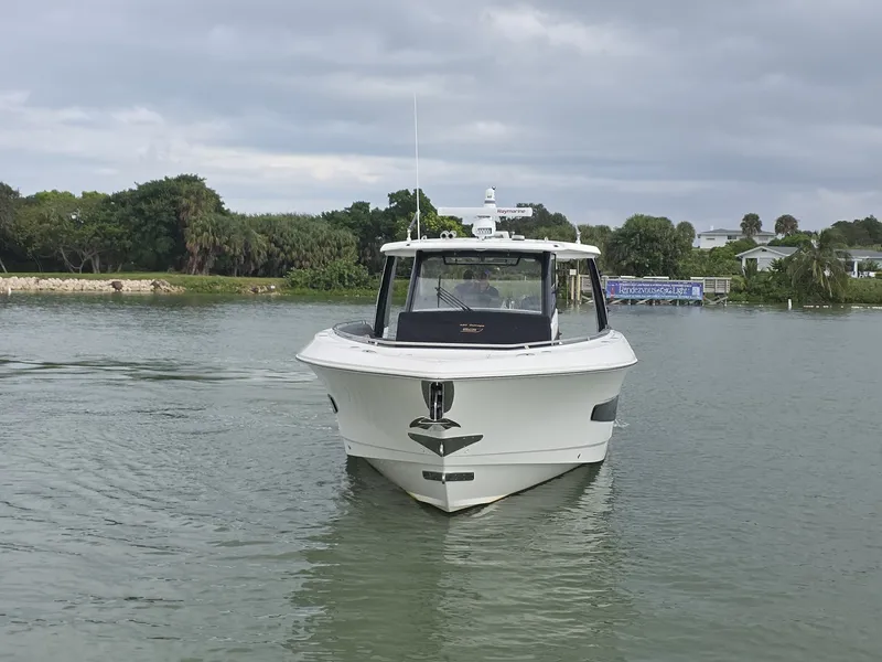 Slide: The Image of 2021 Boston Whaler 420 Outrage BFT- Profile 2021 Boston Whaler 420 Outrage BFT - 7655137