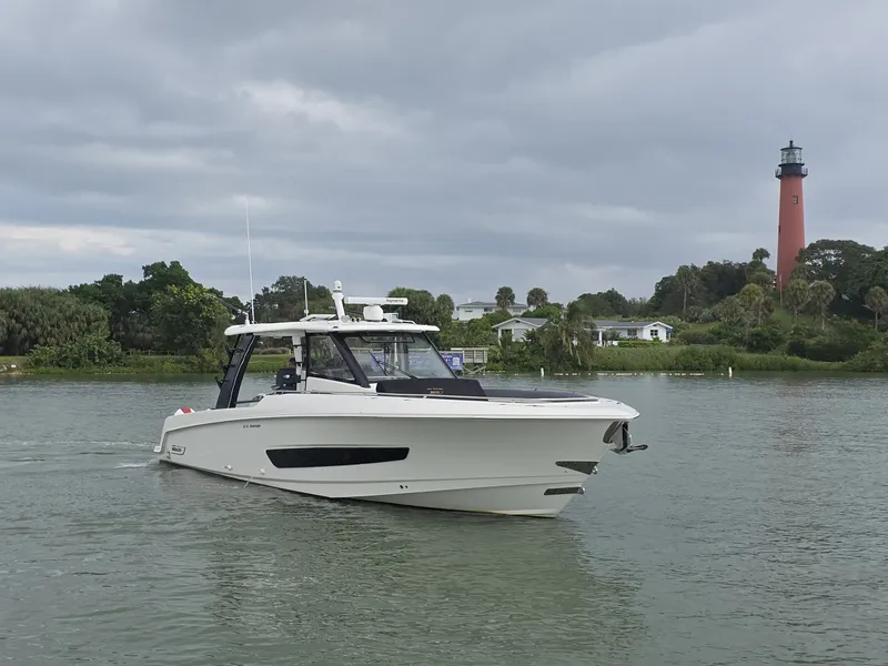 Slide: The Image of 2021 Boston Whaler 420 Outrage BFT- Profile 2021 Boston Whaler 420 Outrage BFT - 6017789