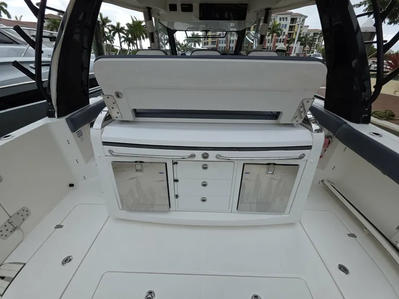 Slide: The Image of 2021 Boston Whaler 420 Outrage BFT-Profile 2021 Boston Whaler 420 Outrage BFT - 7655175