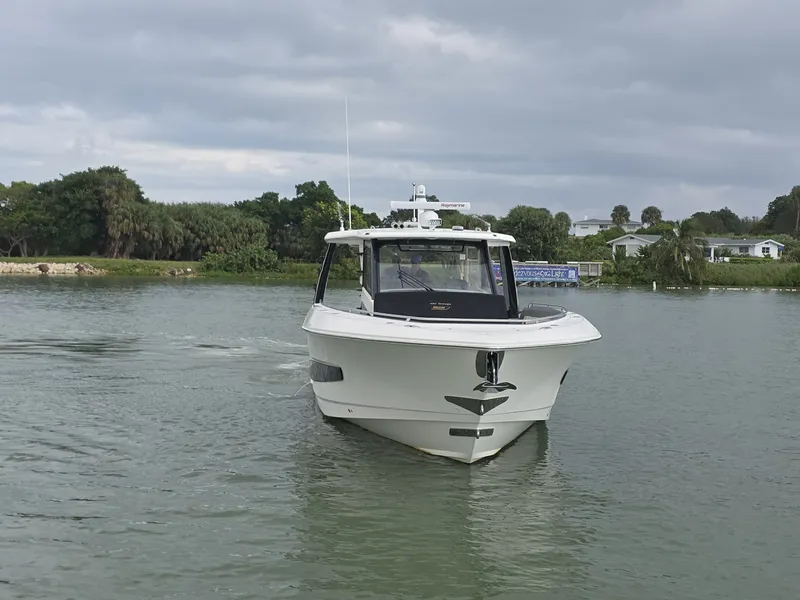Slide: The Image of 2021 Boston Whaler 420 Outrage BFT- Profile 2021 Boston Whaler 420 Outrage BFT - 6017790