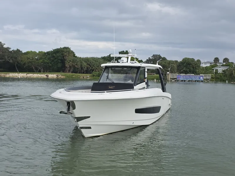 Slide: The Image of 2021 Boston Whaler 420 Outrage BFT- Profile 2021 Boston Whaler 420 Outrage BFT - 6017792