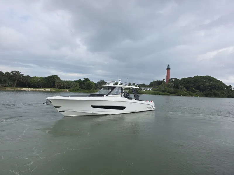 Slide: The Image of 2021 Boston Whaler 420 Outrage BFT- Profile 2021 Boston Whaler 420 Outrage BFT - 7655122