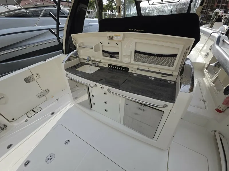 Slide: The Image of 2021 Boston Whaler 420 Outrage BFT-Profile 2021 Boston Whaler 420 Outrage BFT - 7655146