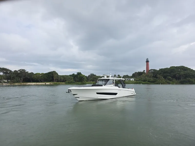 Slide: The Image of 2021 Boston Whaler 420 Outrage BFT- Profile 2021 Boston Whaler 420 Outrage BFT - 6017777