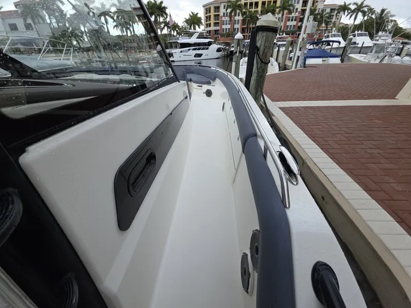 Slide: The Image of 2021 Boston Whaler 420 Outrage BFT-Profile 2021 Boston Whaler 420 Outrage BFT - 7655156