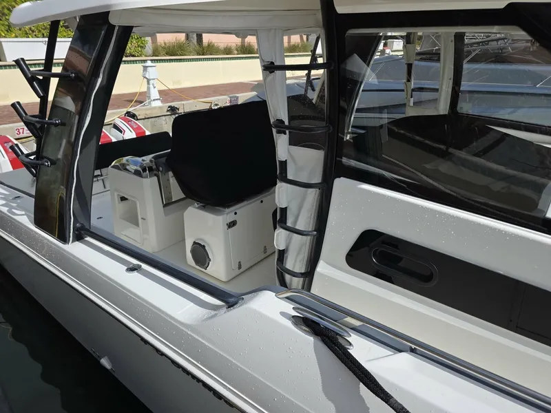 Slide: The Image of 2021 Boston Whaler 420 Outrage BFT-Profile 2021 Boston Whaler 420 Outrage BFT - 7655220