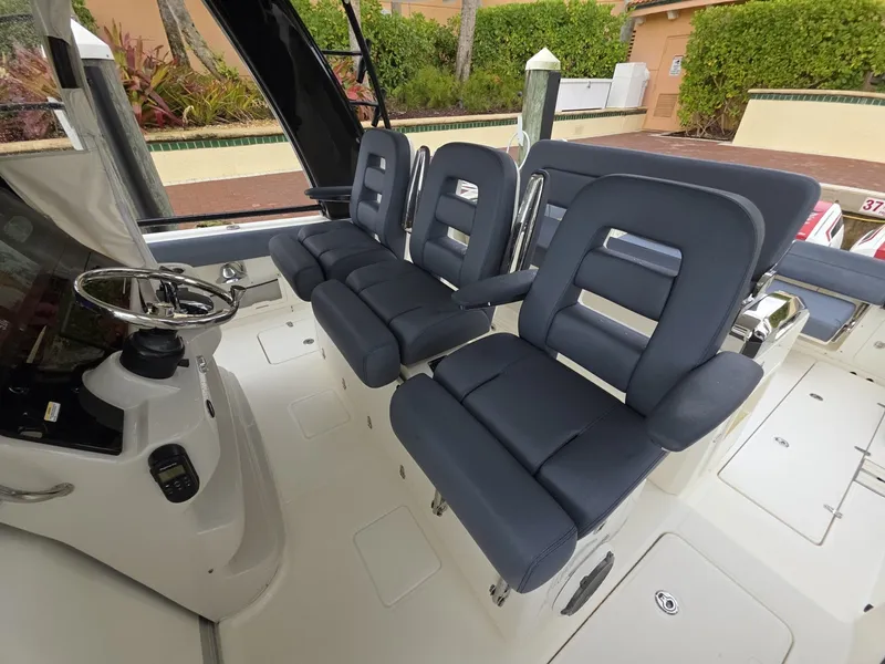 Slide: The Image of 2021 Boston Whaler 420 Outrage BFT-Profile 2021 Boston Whaler 420 Outrage BFT - 7655165