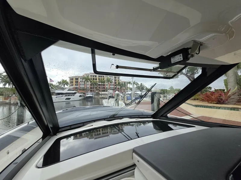 Slide: The Image of 2021 Boston Whaler 420 Outrage BFT-Profile 2021 Boston Whaler 420 Outrage BFT - 7655181