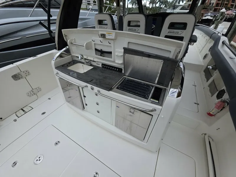 Slide: The Image of 2021 Boston Whaler 420 Outrage BFT-Profile 2021 Boston Whaler 420 Outrage BFT - 7655185