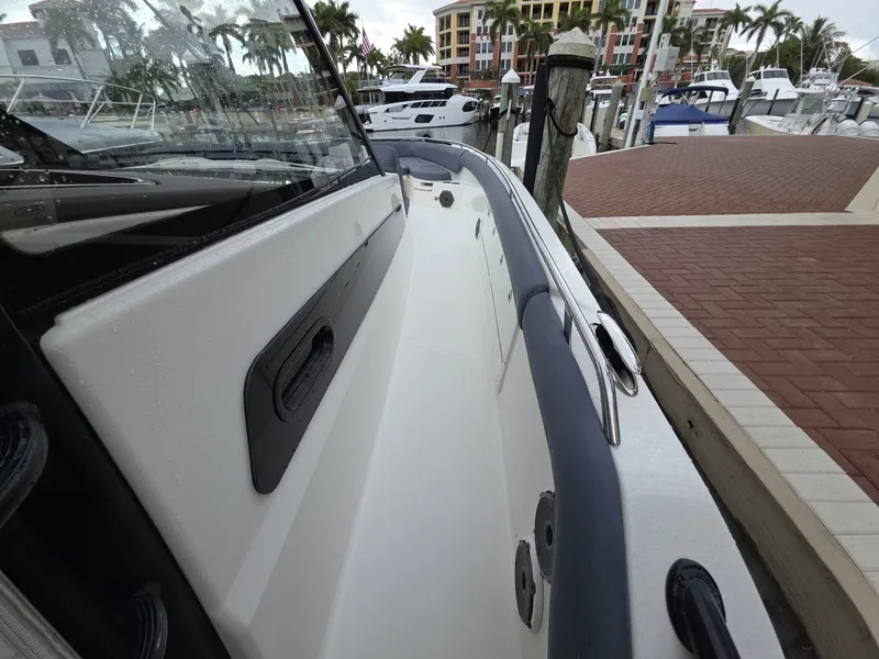 Slide: The Image of 2021 Boston Whaler 420 Outrage BFT-Profile 2021 Boston Whaler 420 Outrage BFT - 6021371