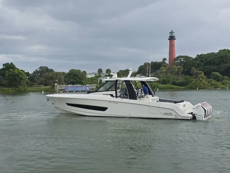 Slide: The Image of 2021 Boston Whaler 420 Outrage BFT- Profile 2021 Boston Whaler 420 Outrage BFT - 7655126