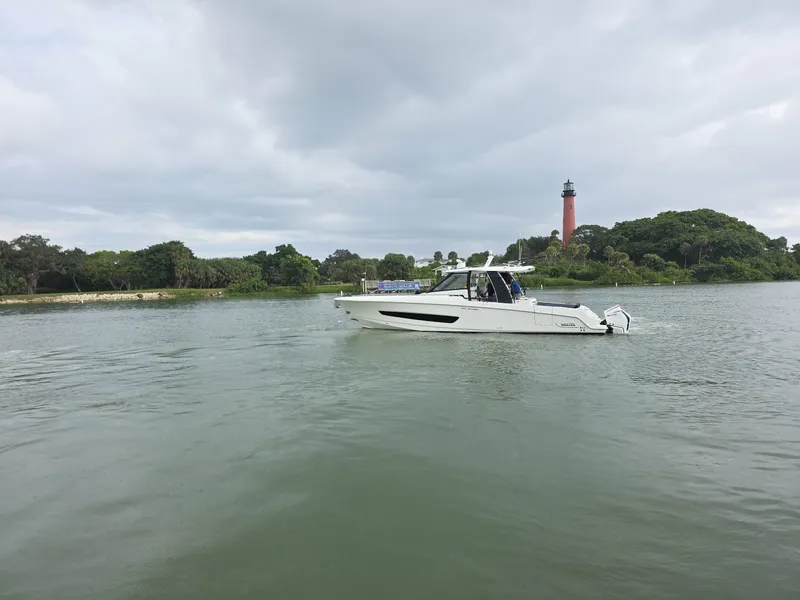 Slide: The Image of 2021 Boston Whaler 420 Outrage BFT- Profile 2021 Boston Whaler 420 Outrage BFT - 6017779