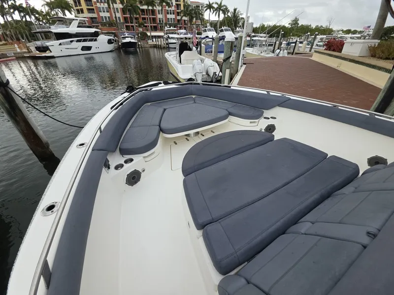 Slide: The Image of 2021 Boston Whaler 420 Outrage BFT-Profile 2021 Boston Whaler 420 Outrage BFT - 6021378