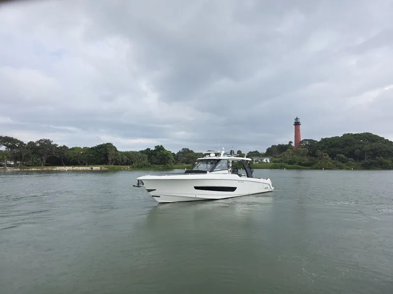 Slide: The Image of 2021 Boston Whaler 420 Outrage BFT- Profile 2021 Boston Whaler 420 Outrage BFT - 7655123