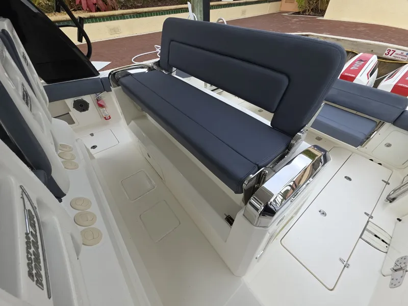 Slide: The Image of 2021 Boston Whaler 420 Outrage BFT-Profile 2021 Boston Whaler 420 Outrage BFT - 6021381