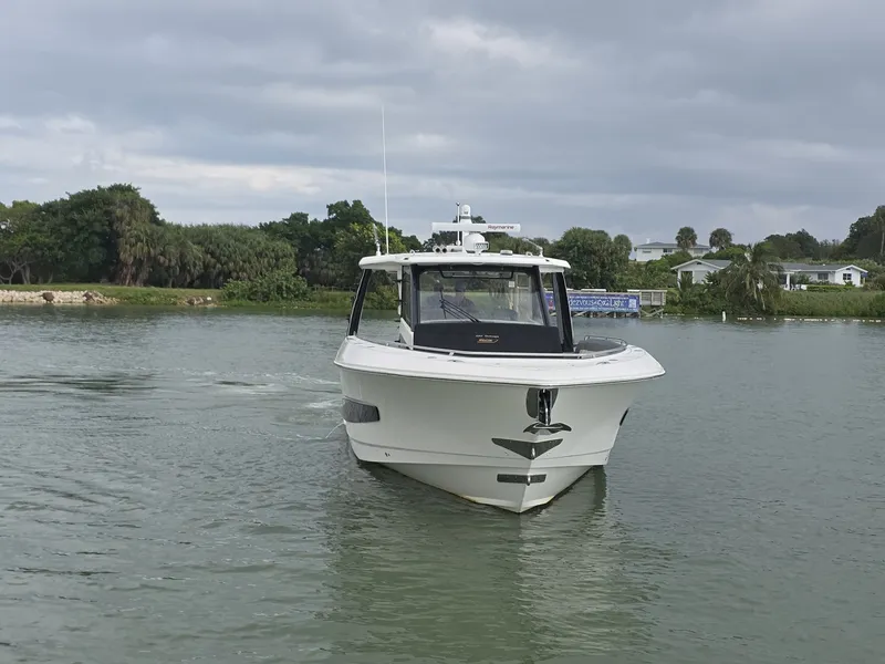 Slide: The Image of 2021 Boston Whaler 420 Outrage BFT- Profile 2021 Boston Whaler 420 Outrage BFT - 7655136