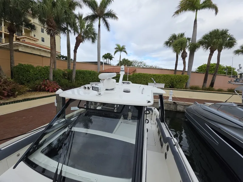 Slide: The Image of 2021 Boston Whaler 420 Outrage BFT-Profile 2021 Boston Whaler 420 Outrage BFT - 7655164