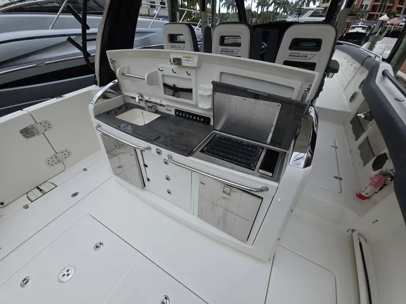 Slide: The Image of 2021 Boston Whaler 420 Outrage BFT-Profile 2021 Boston Whaler 420 Outrage BFT - 6021403