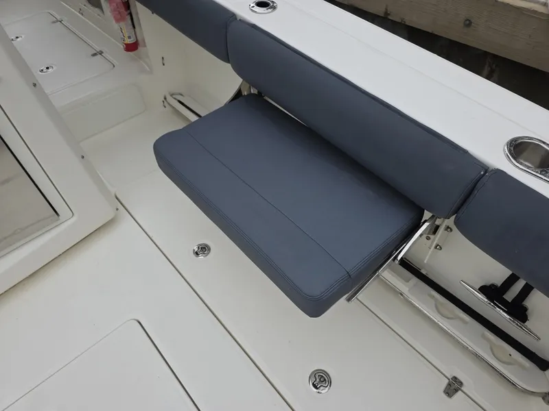 Slide: The Image of 2021 Boston Whaler 420 Outrage BFT-Profile 2021 Boston Whaler 420 Outrage BFT - 7655215