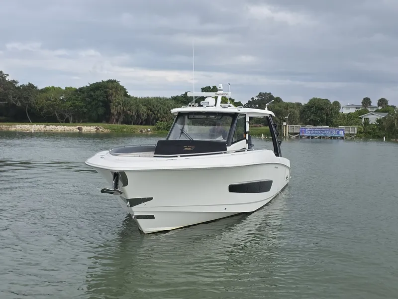 Slide: The Image of 2021 Boston Whaler 420 Outrage BFT- Profile 2021 Boston Whaler 420 Outrage BFT - 7655138