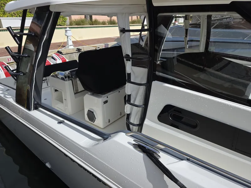 Slide: The Image of 2021 Boston Whaler 420 Outrage BFT-Profile 2021 Boston Whaler 420 Outrage BFT - 6021453