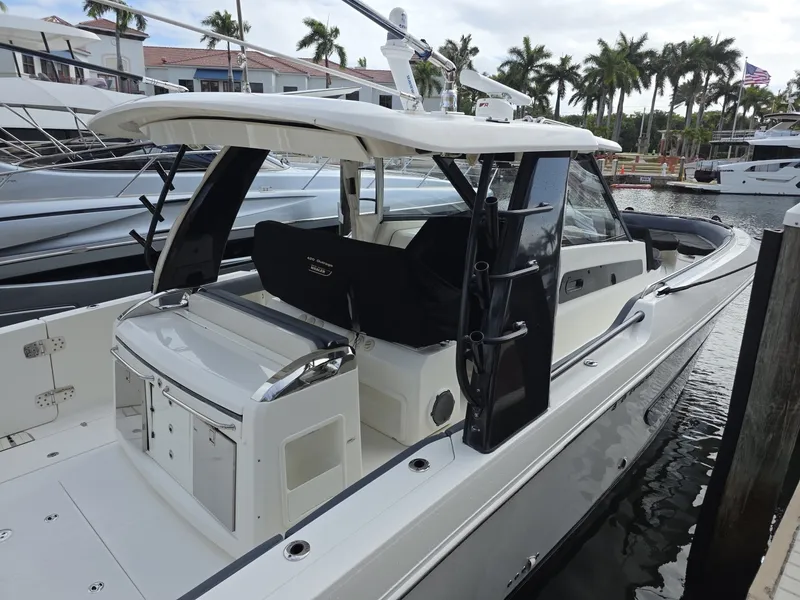 Slide: The Image of 2021 Boston Whaler 420 Outrage BFT-Profile 2021 Boston Whaler 420 Outrage BFT - 7655218