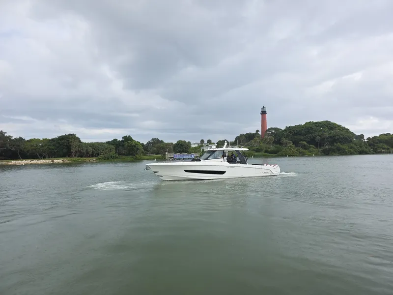 Slide: The Image of 2021 Boston Whaler 420 Outrage BFT- Profile 2021 Boston Whaler 420 Outrage BFT - 7655124