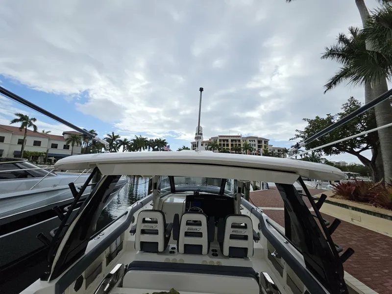 Slide: The Image of 2021 Boston Whaler 420 Outrage BFT-Profile 2021 Boston Whaler 420 Outrage BFT - 7655217