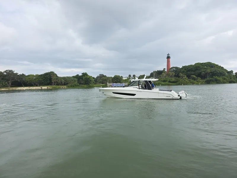 Slide: The Image of 2021 Boston Whaler 420 Outrage BFT- Profile 2021 Boston Whaler 420 Outrage BFT - 7655125