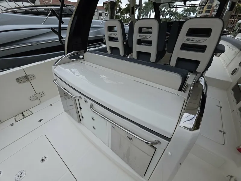 Slide: The Image of 2021 Boston Whaler 420 Outrage BFT-Profile 2021 Boston Whaler 420 Outrage BFT - 7655184