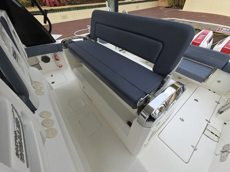 Slide: The Image of 2021 Boston Whaler 420 Outrage BFT-Profile 2021 Boston Whaler 420 Outrage BFT - 7655166