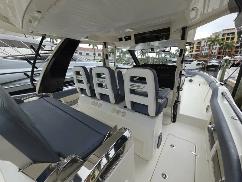 Slide: The Image of 2021 Boston Whaler 420 Outrage BFT-Profile 2021 Boston Whaler 420 Outrage BFT - 7655178