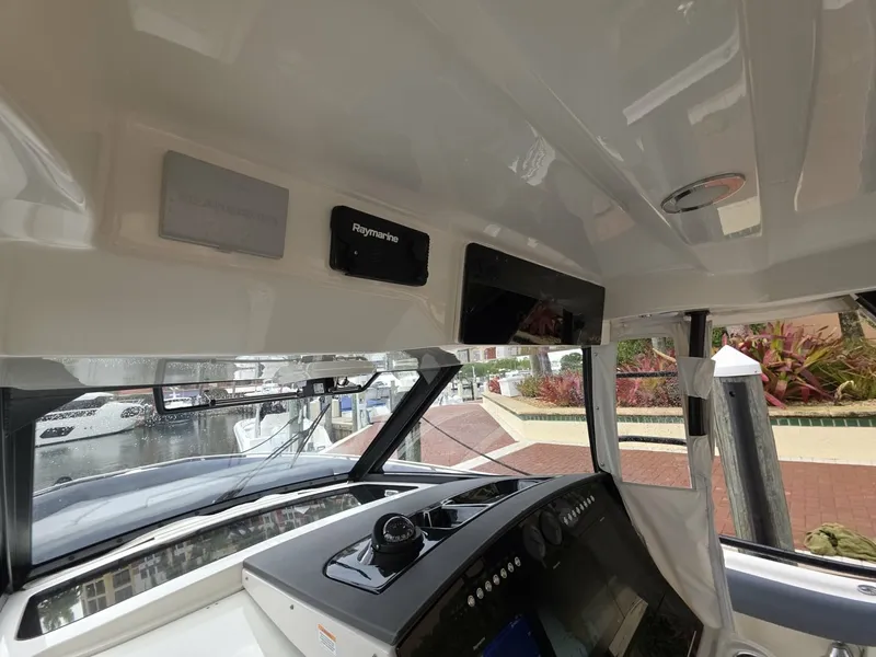 Slide: The Image of 2021 Boston Whaler 420 Outrage BFT-Profile 2021 Boston Whaler 420 Outrage BFT - 7655180