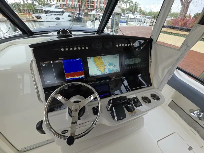 Slide: The Image of 2021 Boston Whaler 420 Outrage BFT-Profile 2021 Boston Whaler 420 Outrage BFT - 7655154