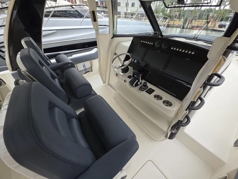 Slide: The Image of 2021 Boston Whaler 420 Outrage BFT-Profile 2021 Boston Whaler 420 Outrage BFT - 7655152