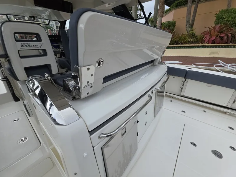 Slide: The Image of 2021 Boston Whaler 420 Outrage BFT-Profile 2021 Boston Whaler 420 Outrage BFT - 7655177