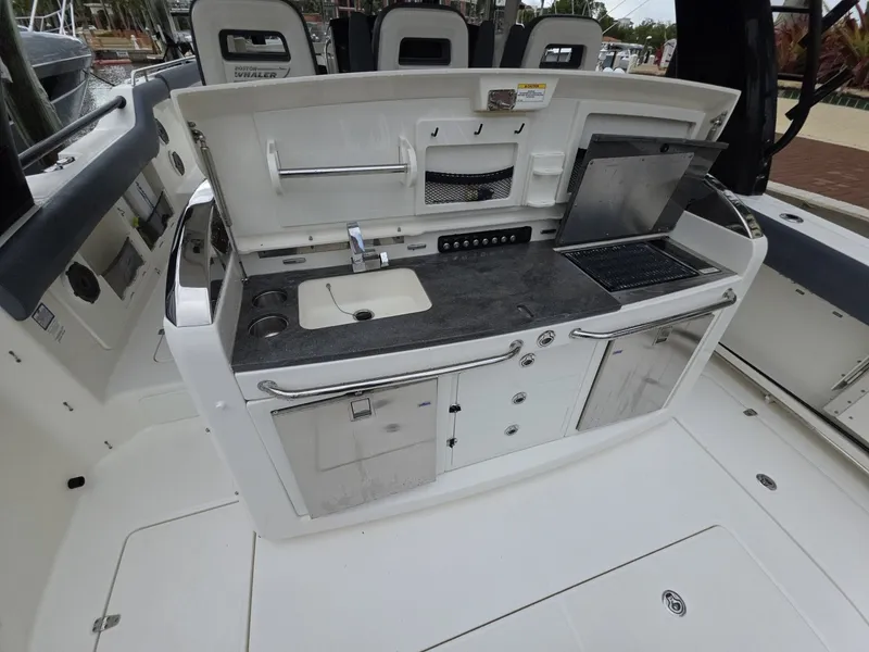 Slide: The Image of 2021 Boston Whaler 420 Outrage BFT-Profile 2021 Boston Whaler 420 Outrage BFT - 7655186